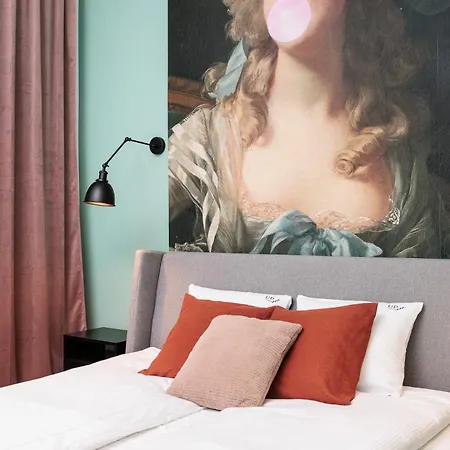 Retro Glamour With A Modern Edge - By Upstairs Апартаменты Краков