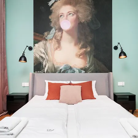 Апартаменты Retro Glamour With A Modern Edge - By Upstairs