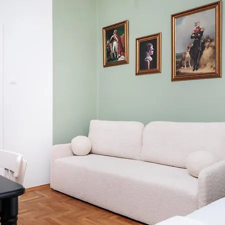 Retro Glamour With A Modern Edge - By Upstairs Апартаменты