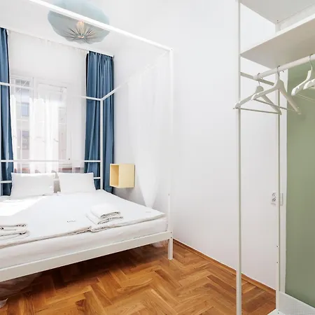 Retro Glamour With A Modern Edge - By Upstairs Апартаменты *